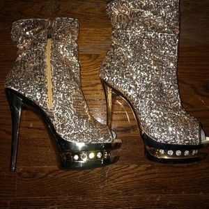 NWOT Open toe gold booties